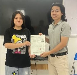 Lan Hương nhận thưởng học viên đạt điểm cao cùng thầy Hiển